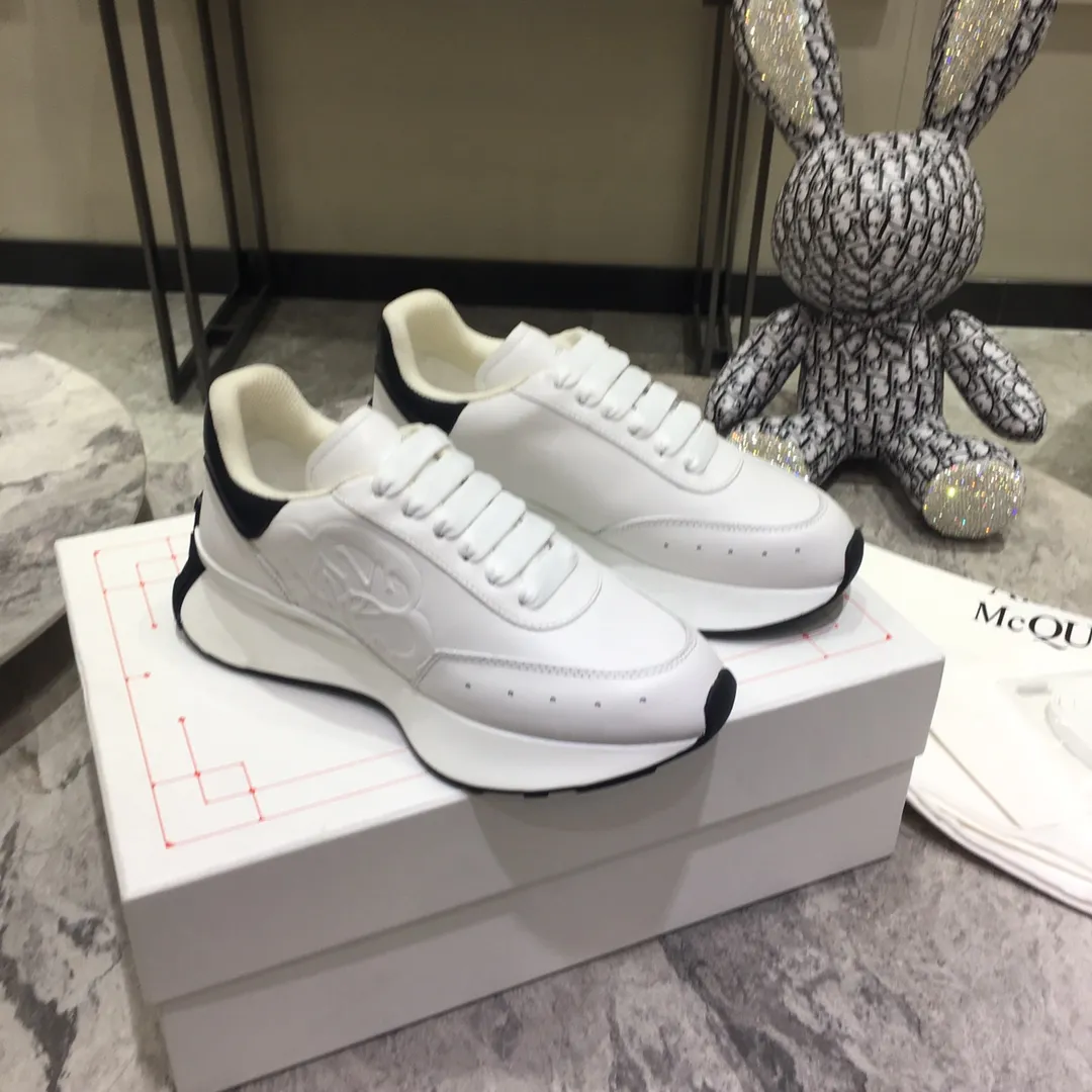 👟👟Ex-factory price 560👟👟 ALEXANDER MCQUEEN/Alexander McQueen 2022 early spring new S👟👟Ex-factory price rint sports running dad shoes Top version S👟👟Ex-factory price rint Runner uses white imported environmentally friendly leather splicing and printed concave and convex font technology for the upper and outline Seal logo. Alexander McQueen LUGO logo on the heel and tongue with Alexander McQueen signature. The sneakers feature an oversized runner's sole, which makes running comfortable and convenient. Fabric: Calfskin and cloth Lining: Mesh and sheepskin lining Filled heel non-slip and wear-resistant back cover Feet: Imported👟👟OLo injection molded sheepskin feet Outsole:👟👟Factory price U vacuum film combined with T👟👟Factory price U material Standard code number 35-45 Women's code 35-39 Men's code 40-44 40 is the custom size for women's clothing, 39 and 45 are the custom size for men's clothing.